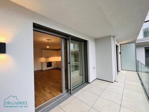 HELLE UND TOP AUSGESTATTETE NEUBAUMIETE MIT GROSSER LOGGIA