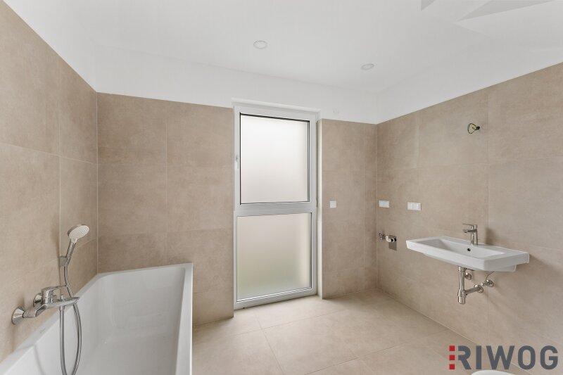 Badezimmer mit Badewanne 1.OG