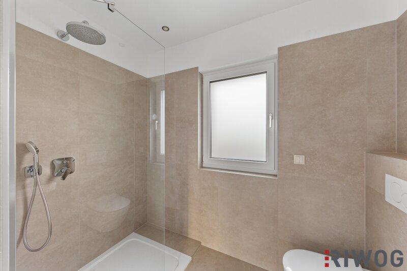 Badezimmer mit Dusche 1.OG