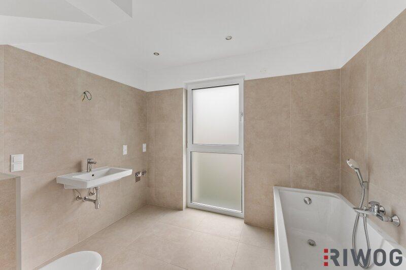 Badezimmer mit Badewanne und WC 1.OG