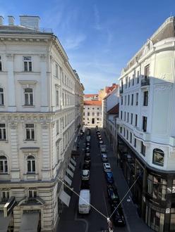 Gro�z�gige, neu renovierte B�ro-Wohnung in repr�sentativem Stilaltbau N�he Staatsoper!