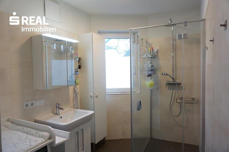 Bad mit Fenster und barrierefreier Dusche