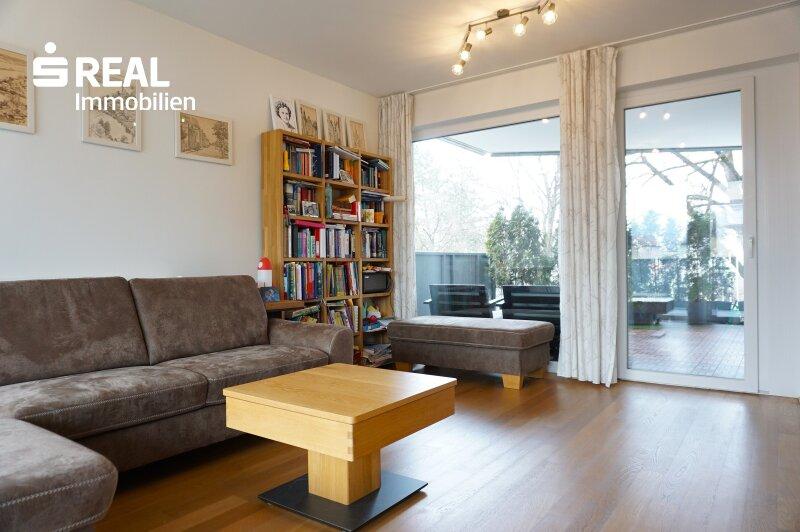 Wohnbereich mit Ausgang auf beide Terrassen