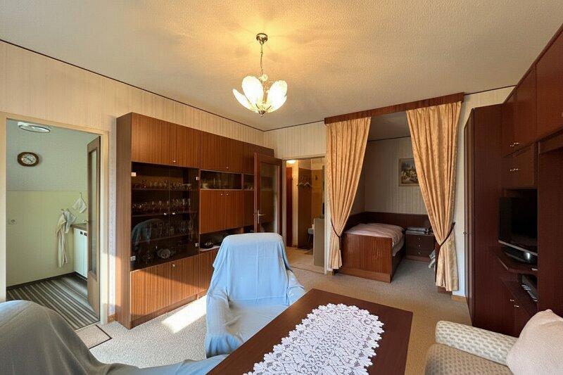 Wohnraum mit Schlafnische und Zugang zu Loggia und K�che