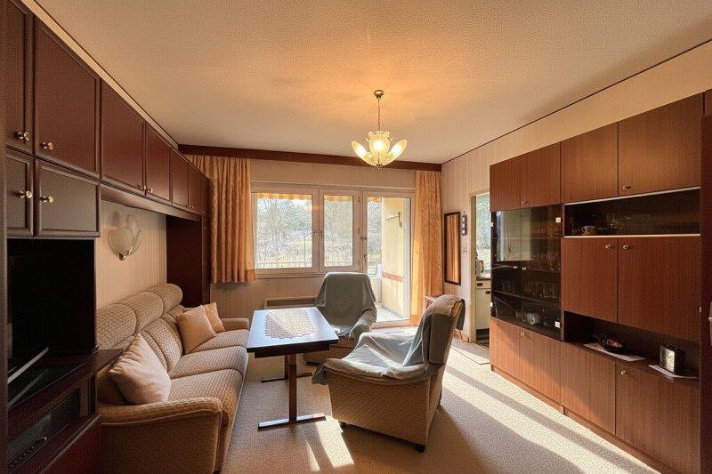 Wohnzimmer Richtung Loggia und K�che