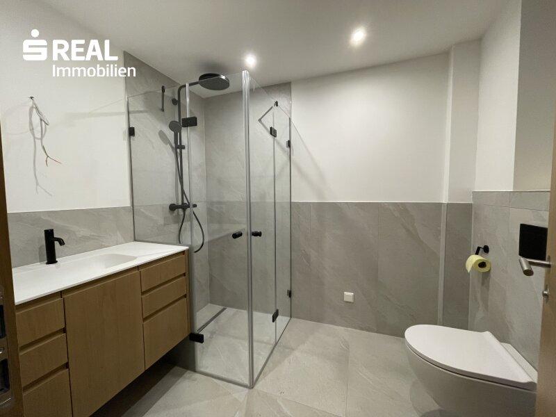 Badezimmer mit Dusche