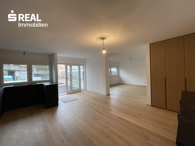 Wohnzimmer mit offener K�che