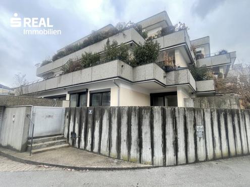 Erstbezug nach Sanierung - 5-Zimmer-Wohnung mit Terrasse und privatem Zugang