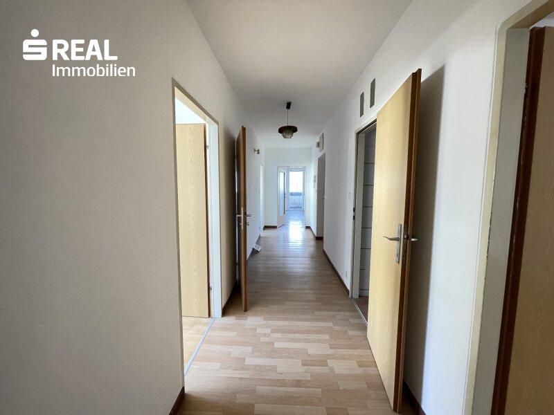 Flur mit Zugang zu allen R�umen