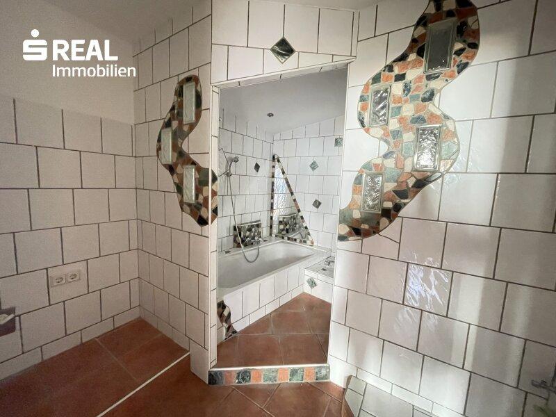 Badezimmer mit Badewanne und Dusche