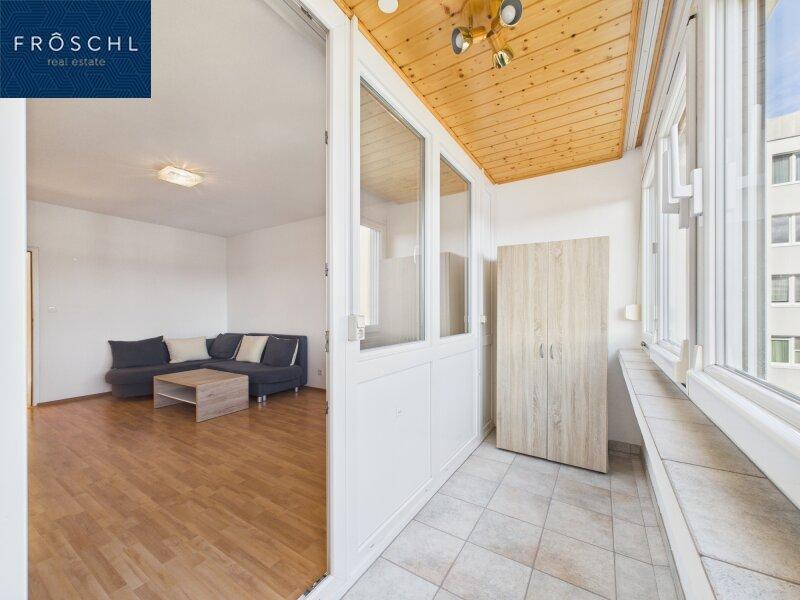 Blick von der Loggia ins Wohnzimmer