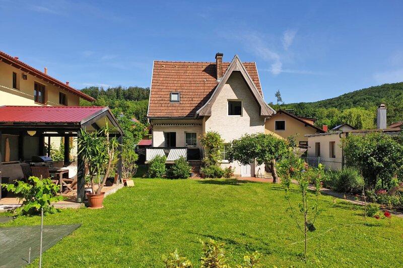 Haus und Garten mit Pergola