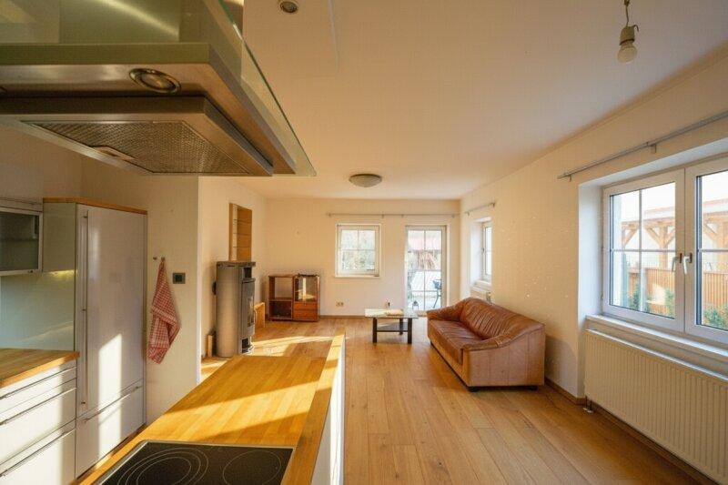 Wohnzimmer mit offener K�che, Schwedenofen und Ausgang auf d