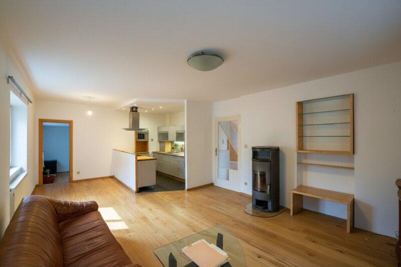 Wohnzimmer mit offener K�che, Schwedenofen und Ausgang auf d