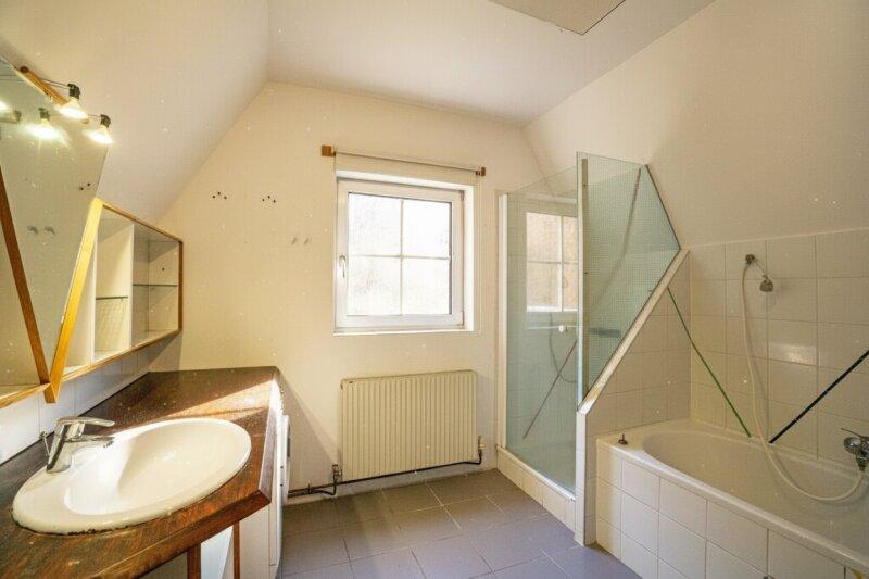 Bad mit Waschtisch, Wanne, Dusche, Waschmaschinenanschluss u