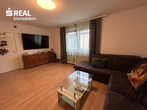 Einfamilienhaus mit Potenzial, Garagenpl�tzen und gro�en Nebengeb�uden