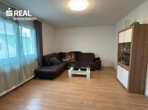 Einfamilienhaus mit Potenzial, Garagenplätzen und großen Nebengebäuden