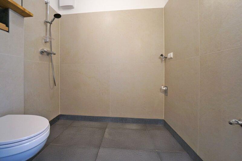 Bad mit WC, Walk-In-Dusche und Waschmaschinenanschluss