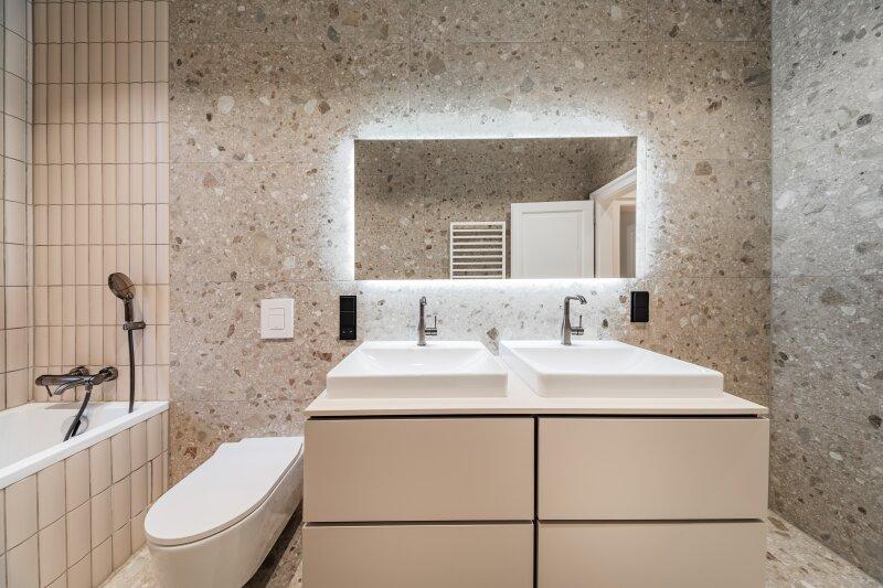 Bad mit Wanne und WC