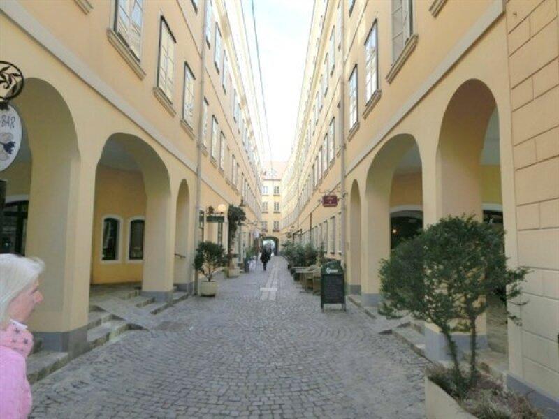 Durchgang zur Landstra�er Hauptstra�e