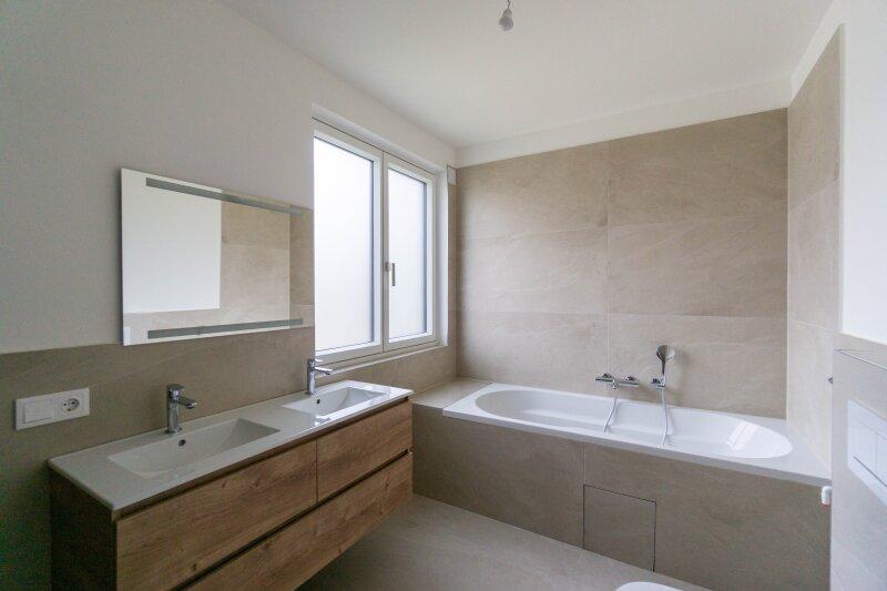 Bad mit Wanne, Dusche und WC