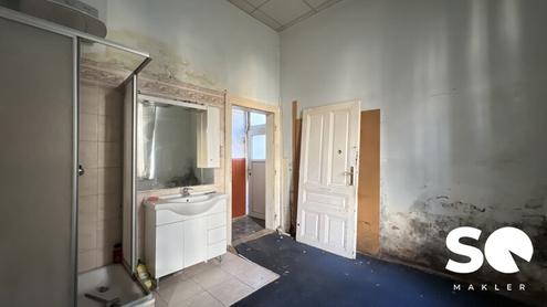 #SQ - SANIERUNGSBED�RFTIGE  ALTBAUWOHNUNG MIT BEEINDRUCKENDER RAUMH�HE Top 9 & 10