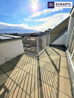 Fernblick auf der Terrasse - Weitblick beim Investment! Wohnen im Dachgeschoss mit WOW-Effekt! Traumhaft saniertes Altbauhaus + Hofseitige Terrasse + Tolle Infrastruktur und Anbindung + Lebensqualität pur!