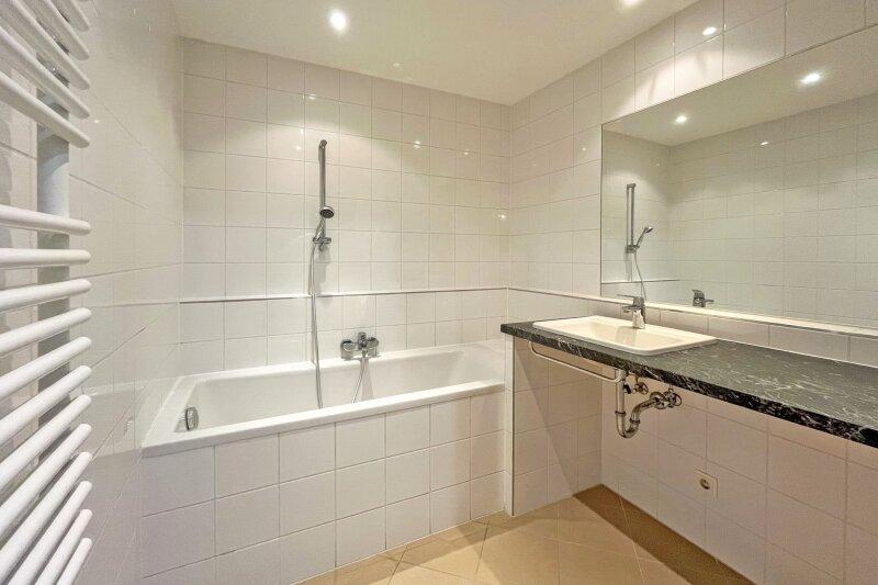 Bad mit Wanne und WM