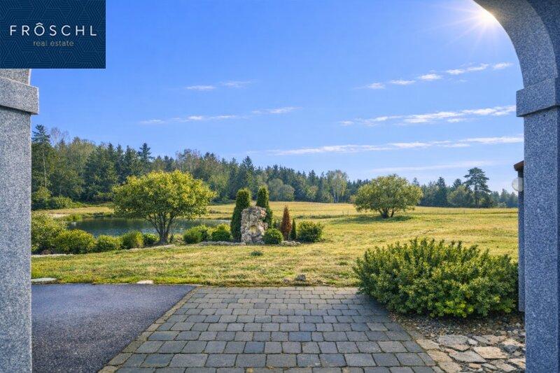 Blick vom Innenhof ins Gr�ne zum Schwimmbiotop