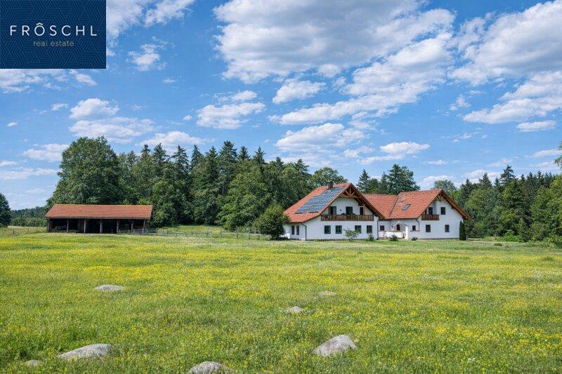 Ansicht Haupthaus, Stallgeb�ude von der Weide