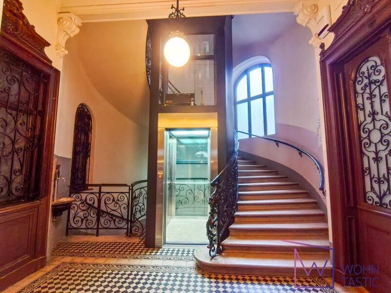 Stiegenhaus mit Aufzug