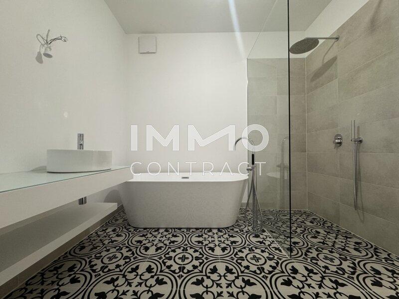 Bad mit Dusche und Wanne_1