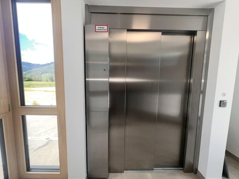 barrierefreier Zugang durch Lift