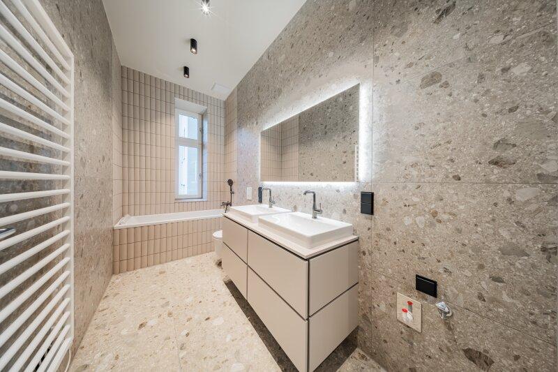 Badezimmer mit Fenster