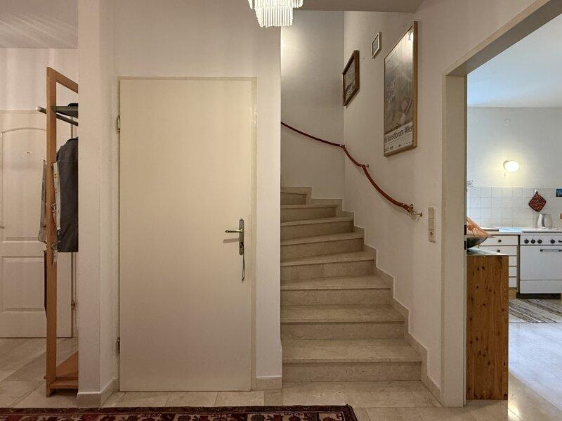 Zum Obergeschoss und zum Keller