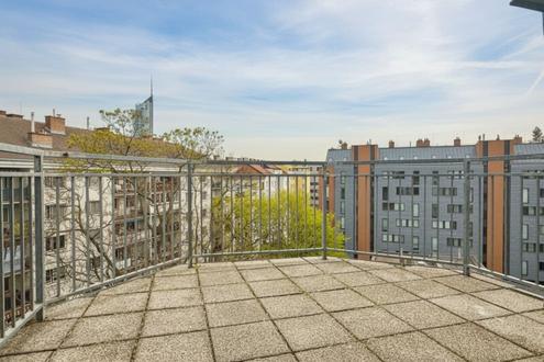 Super Raumaufteilung: 4 Zimmer DG-Wohnung mit Terrasse
