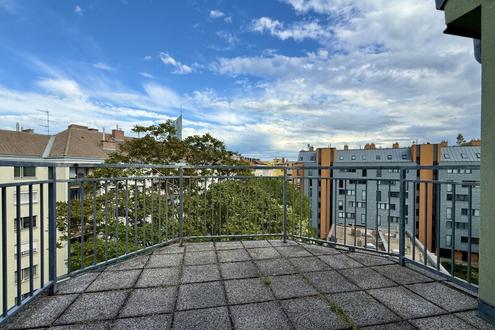 Super Raumaufteilung: 4 Zimmer DG-Wohnung mit Terrasse