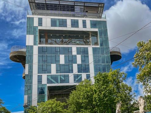 Großzügige Altbauwohnung mit kleinem Balkon in repräsentativen Stilaltbau