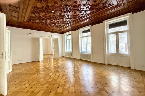 Großzügige Altbauwohnung mit kleinem Balkon in repräsentativen Stilaltbau