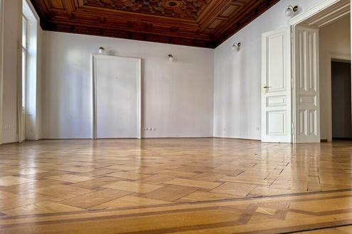 Gro�z�gige Altbauwohnung mit kleinem Balkon in repr�sentativen Stilaltbau