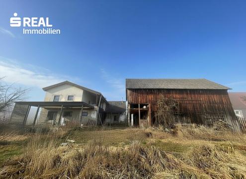 Teilsaniertes Einfamilienhaus mit großzügigem Nebengebäude