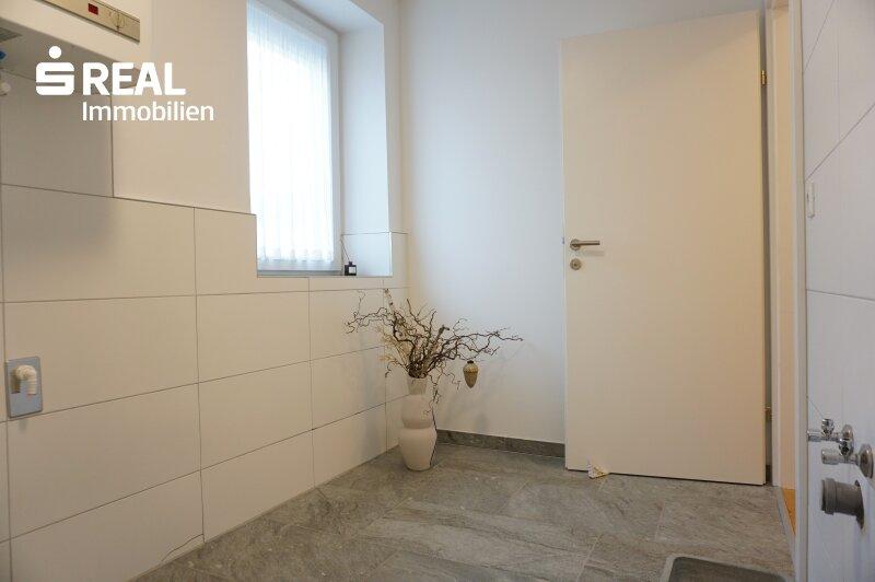 Badezimmer mit Fenster