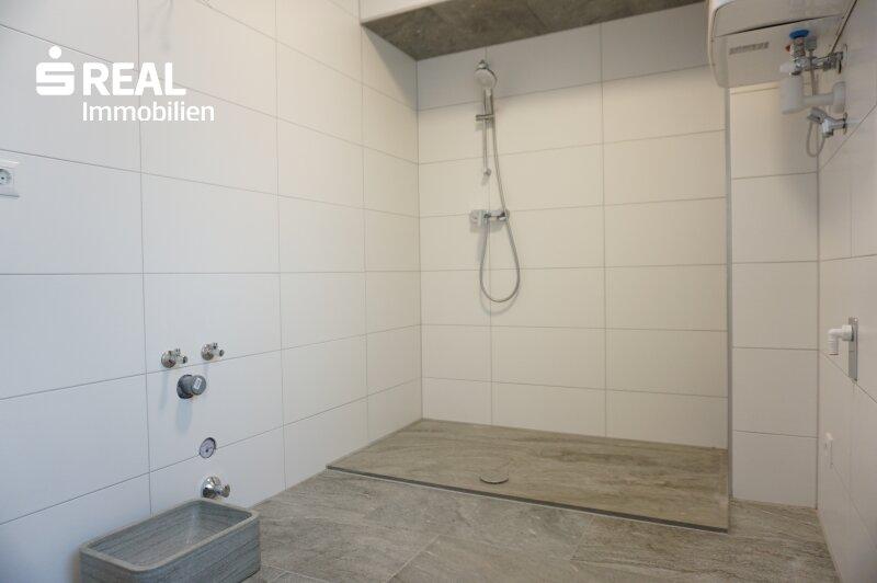 Modernes Bad mit Waschbecken aus Naturstein