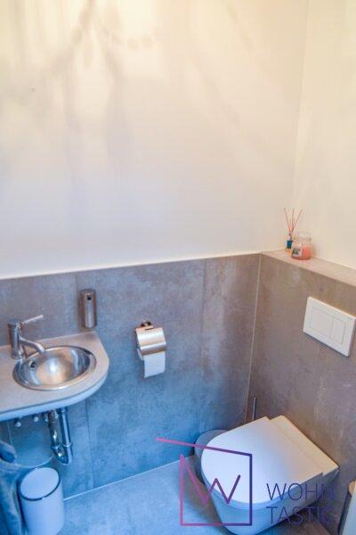 Neues G�ste-WC mit stylischem Handwaschbecken.