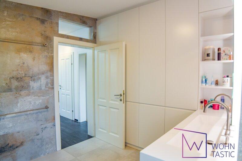 Neues Badezimmer mit viel Stauraum.