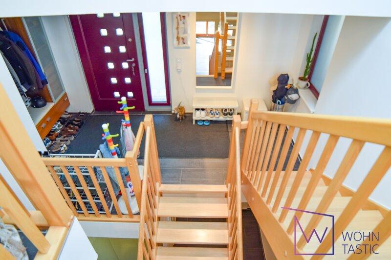 Offene, zentral gelegene Stiegen verbinden die Ebenen.