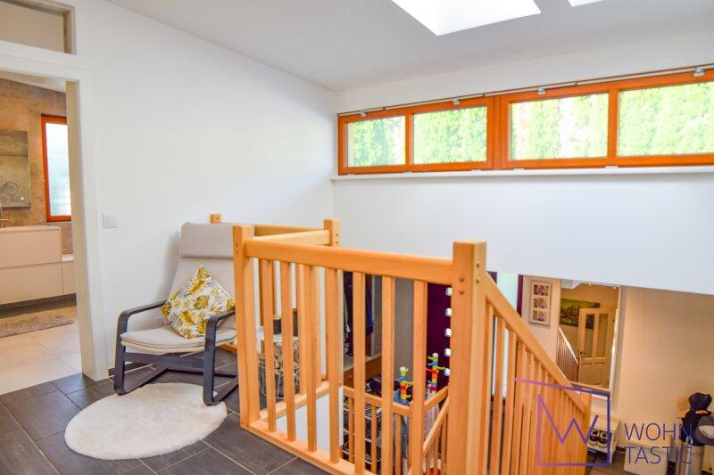 Gro�e Fensterfl�chen erhellen das gesamte Haus.