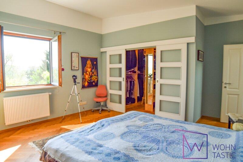 Master Bedroom mit begehbarem Schrankraum