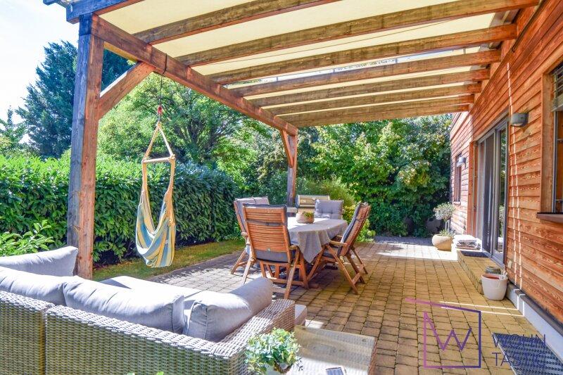 Elektrische Beschattung an sonnigen Tagen. Fernblick gibt�s 