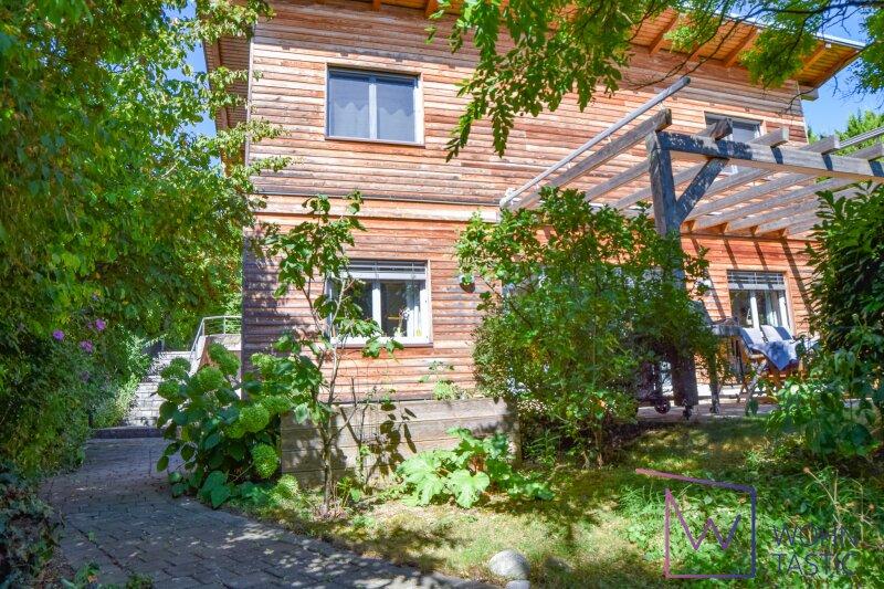 Blick vom Garten zum Haus. Die Holzfassade wurde 2019 komple